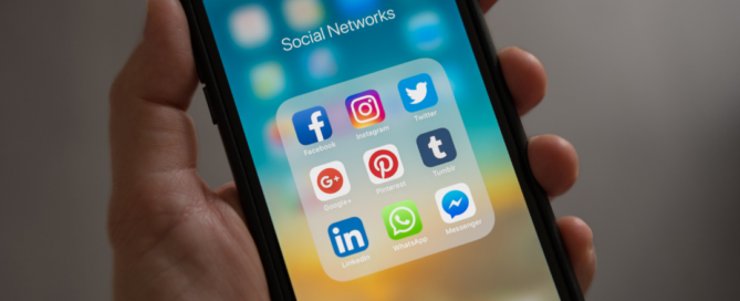 social media optimization phone graphic